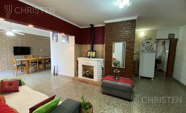 Casa en  venta. 3 Dormitorios + cochera + patio con pileta. Santo Tome