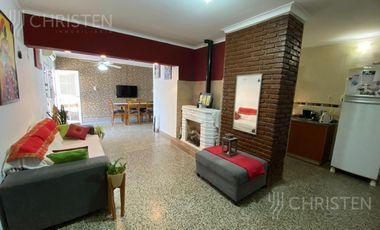 Casa en  venta. 3 Dormitorios + cochera + patio con pileta. Santo Tome