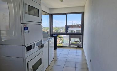 Amplio ambiente con vista al río