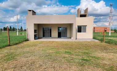 Casa en Jardines de Esther, Pueblo Esther con servicios