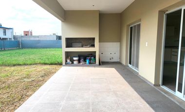 Casa en Jardines de Esther, Pueblo Esther con servicios