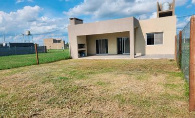 Casa en Jardines de Esther, Pueblo Esther con servicios