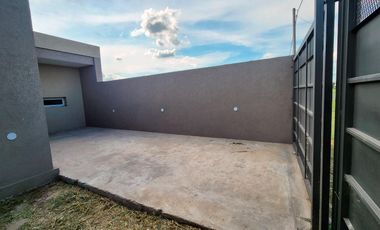 Casa en Jardines de Esther, Pueblo Esther con servicios