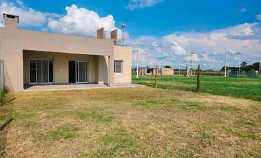 Casa en Jardines de Esther, Pueblo Esther con servicios