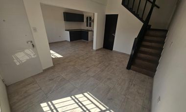 DUPLEX 4 AMB. A ESTERENAR CON PATIO Y GARAGE