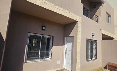 DUPLEX 4 AMB. A ESTERENAR CON PATIO Y GARAGE