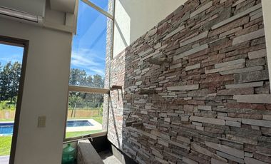 Casa sobre lote de 1000m2 con costa al rio