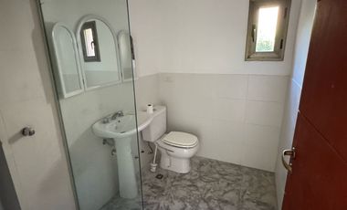 Casa sobre lote de 1000m2 con costa al rio