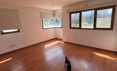 Casa sobre lote de 1000m2 con costa al rio