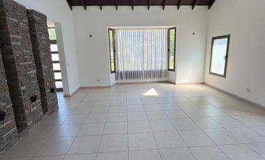 Casa sobre lote de 1000m2 con costa al rio