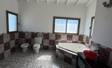 Casa sobre lote de 1000m2 con costa al rio