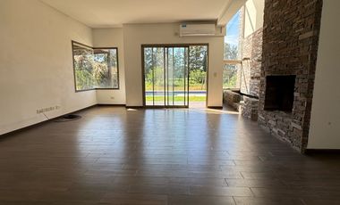 Casa sobre lote de 1000m2 con costa al rio