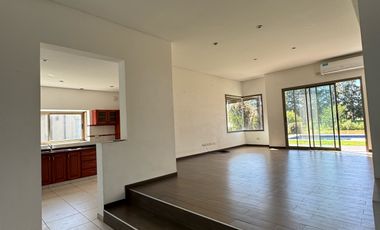 Casa sobre lote de 1000m2 con costa al rio