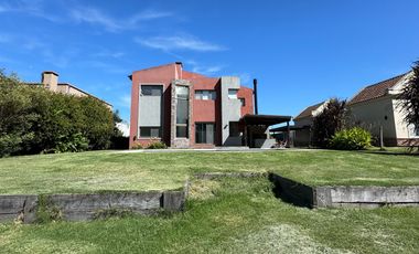 Casa sobre lote de 1000m2 con costa al rio