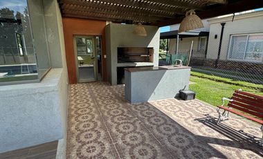 Casa sobre lote de 1000m2 con costa al rio