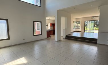 Casa sobre lote de 1000m2 con costa al rio