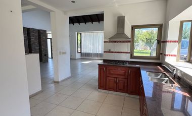 Casa sobre lote de 1000m2 con costa al rio