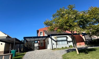 Casa sobre lote de 1000m2 con costa al rio