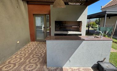 Casa sobre lote de 1000m2 con costa al rio