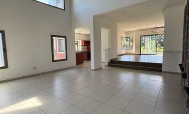 Casa sobre lote de 1000m2 con costa al rio