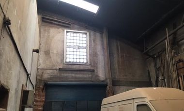 Excelente deposito de 1200 m2. totales. sobre lote con doble frente