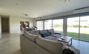 Casa en  Alquiler en Campos de Roca II