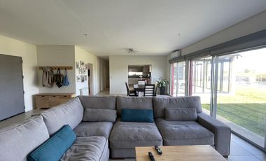 Casa en  Alquiler en Campos de Roca II