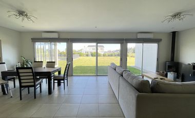Casa en  Alquiler en Campos de Roca II