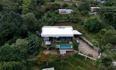 CASA CAMPESTRE EN VENTA VIA CALI-YUMBO DAPA