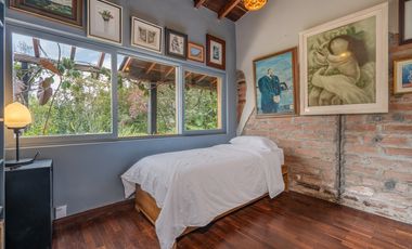 Renta casa amoblada en Alto de Las Palmas con diseño artistico