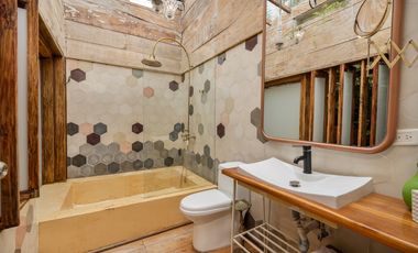 Renta casa amoblada en Alto de Las Palmas con diseño artistico
