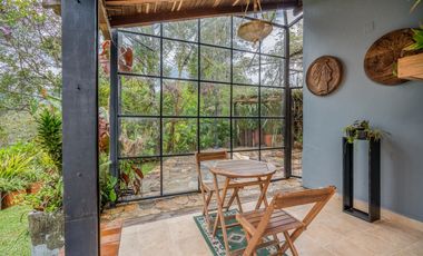 Renta casa amoblada en Alto de Las Palmas con diseño artistico