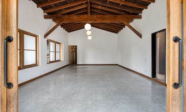 Renta casa amoblada en Alto de Las Palmas con diseño artistico