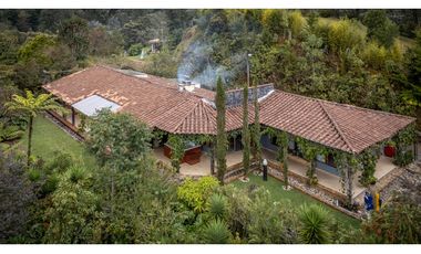 Renta casa amoblada en Alto de Las Palmas con diseño artistico
