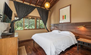 Renta casa amoblada en Alto de Las Palmas con diseño artistico