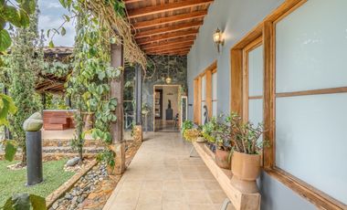 Renta casa amoblada en Alto de Las Palmas con diseño artistico