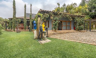 Renta casa amoblada en Alto de Las Palmas con diseño artistico