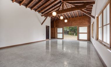 Renta casa amoblada en Alto de Las Palmas con diseño artistico