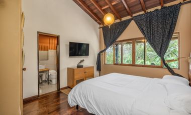 Renta casa amoblada en Alto de Las Palmas con diseño artistico