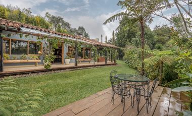 Renta casa amoblada en Alto de Las Palmas con diseño artistico