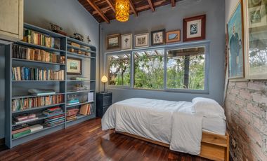 Renta casa amoblada en Alto de Las Palmas con diseño artistico