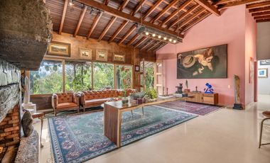 Renta casa amoblada en Alto de Las Palmas con diseño artistico