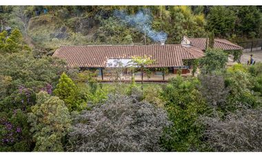 Renta casa amoblada en Alto de Las Palmas con diseño artistico