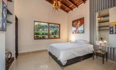 Renta casa amoblada en Alto de Las Palmas con diseño artistico