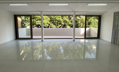 LOCAL COMERCIAL CON OFICINA EN RENTA 740 m2