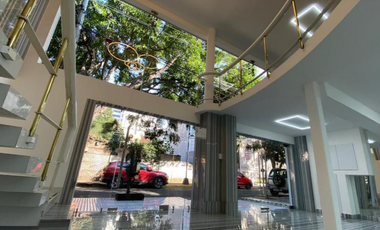 LOCAL COMERCIAL CON OFICINA EN RENTA 740 m2