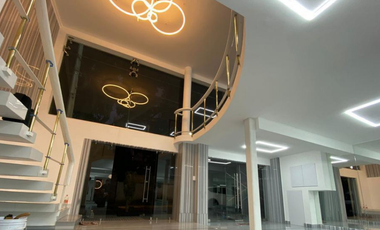 LOCAL COMERCIAL CON OFICINA EN RENTA 740 m2