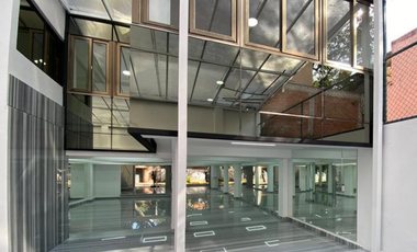 LOCAL COMERCIAL CON OFICINA EN RENTA 740 m2