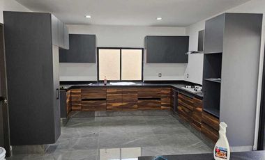 Venta de casa nueva en Cumbres del Cimatario con recamara en PB