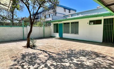 Estupenda casa uso comercial al lado del metro el parrón